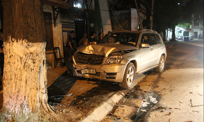 Kinh hoàng Mercedec đâm vào gốc cây bẹp đầu