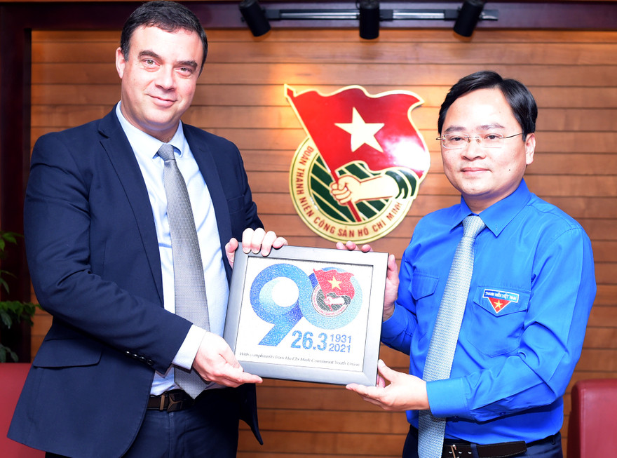 Bí thư Thứ nhất T.Ư Đoàn Nguyễn Anh Tuấn tặng quà lưu niệm Đại sứ đặc mệnh toàn quyền Israel tại Việt Nam. Ảnh: Xuân Tùng