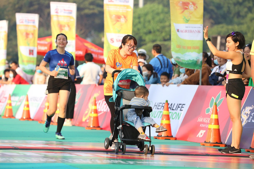 Hai mẹ con chị Linh hoàn thành cự ly 5km. Ảnh: Trọng Tài