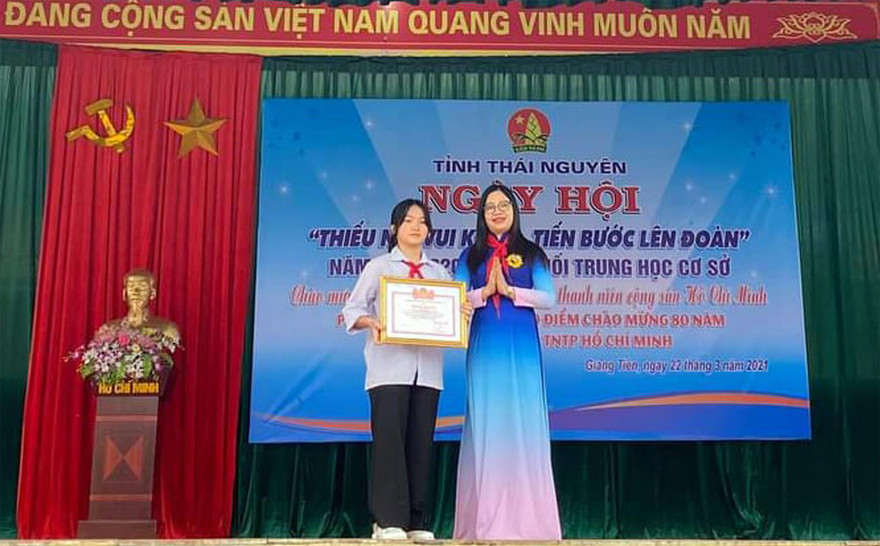Chị Nguyễn Mỹ Linh - Phó Bí thư Thường trực Tỉnh Đoàn, Chủ tịch Hội đồng Đội tỉnh Thái Nguyên tặng Bằng khen Tỉnh Đoàn Thái Nguyên cho học sinh Nguyễn Thị Lan Anh.