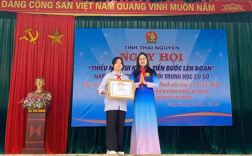 Chị Nguyễn Mỹ Linh - Phó Bí thư Thường trực Tỉnh Đoàn, Chủ tịch Hội đồng Đội tỉnh Thái Nguyên tặng Bằng khen Tỉnh Đoàn Thái Nguyên cho học sinh Nguyễn Thị Lan Anh.