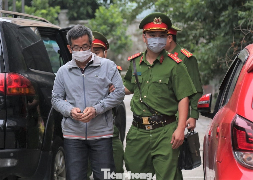 Bị cáo Đoàn Hồng Dũng - người được ông Trần Bắc Hà viết công văn, yêu cầu cấp dưới cho vay tiền.