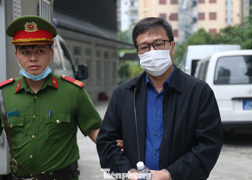 Bị cáo được dẫn giải tới tòa.