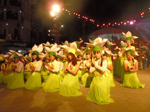 Hóa thân thành hoa tam giác mạch trên đường phố Đồng Văn.