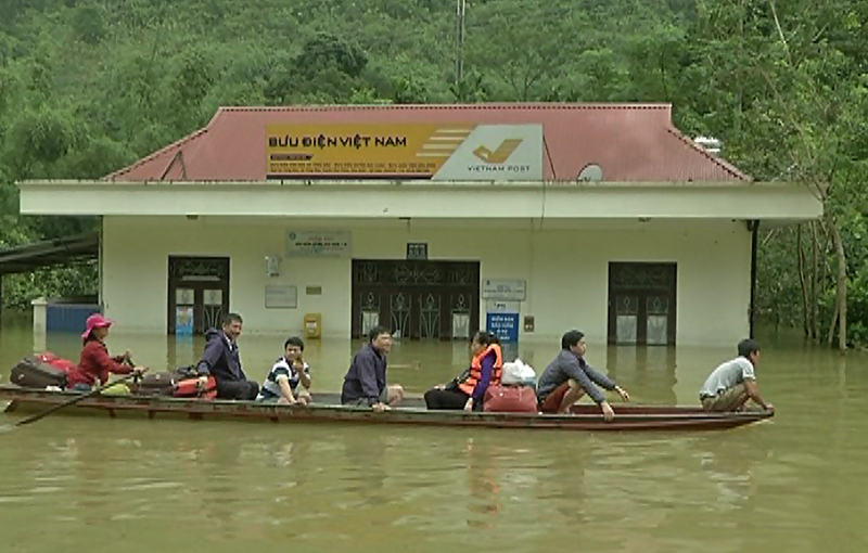 Quốc lộ 6 bị chia cắt, bộ đội và công an đóng bè cho dân qua