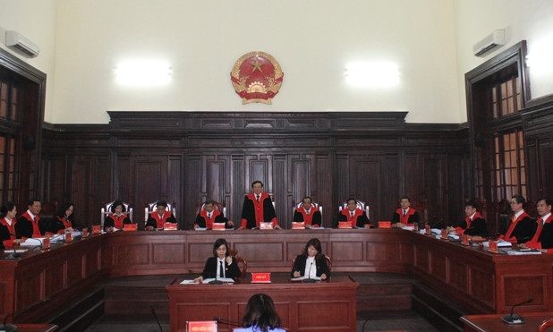 Các thẩm phán tòa tối cao trong trang phục mới.