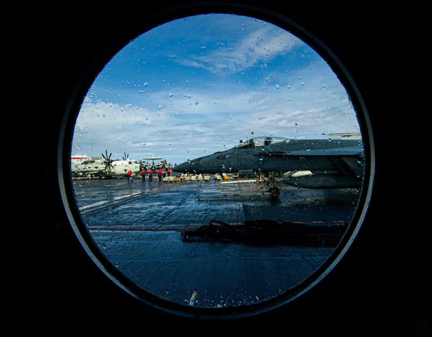 Các thủy thủ làm việc trên sàn đáp của tàu sân bay USS Theodore Roosevelt (CVN-71) vào ngày 13 tháng 4 năm 2021. Ảnh Hải quân Mỹ