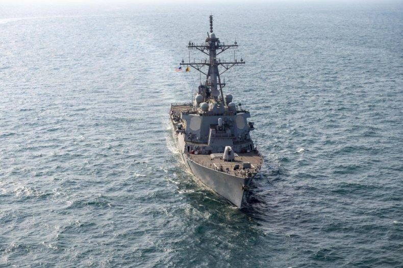Tàu khu trục mang tên lửa dẫn đường lớp Arleigh Burke USS John Paul Jones trong cuộc tập trận hải quân Defender 21 ở Vịnh Ba Tư, ngày 24 tháng 1.