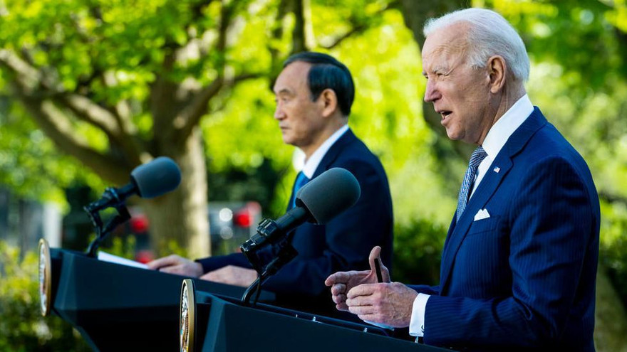 Tổng thống Mỹ Joe Biden và Thủ tướng Nhật Bản Yoshihide Suga tổ chức một cuộc họp báo tại Nhà Trắng vào ngày 16 tháng 4 năm 2021. © Getty Images / Doug Mills-Pool