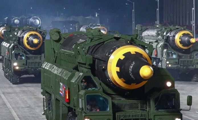 Tên lửa đạn đạo Hwasong-12 của Triều Tiên trong cuộc diễu hành năm 2020