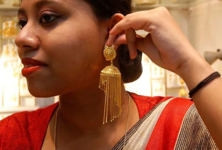 Một phụ nữ kinh doanh vàng ở Akshaya Tritiya, Kolkata, Ấn Độ