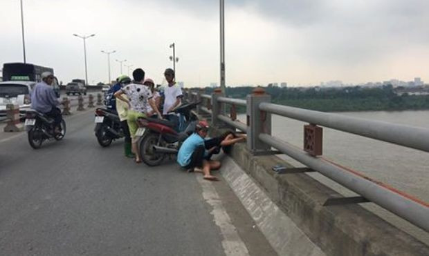 Cô gái vật vã, ngất lịm sau khi người đi cùng nhảy xuống sông. 