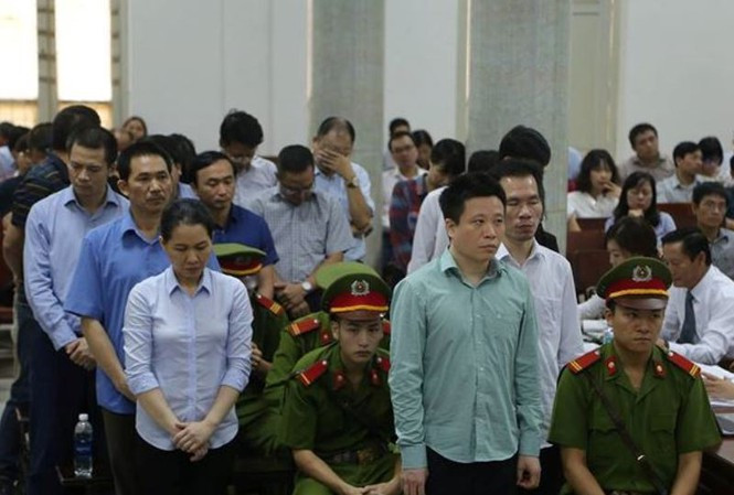 Ông Hà Văn Thắm và các đồng phạm tại tòa án Hà Nội.