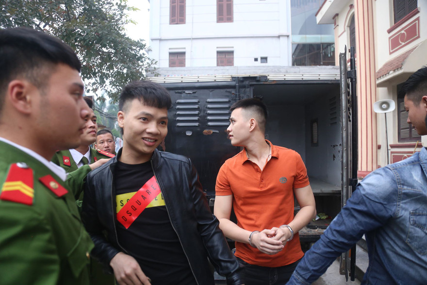 Ngô Bá Khá tươi cười khi bị dẫn giải vào phòng xét xử. Ảnh: Xuân Ân.