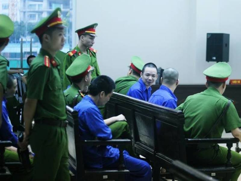 Nguyễn Văn Tình tươi cười tại tòa phúc thẩm.