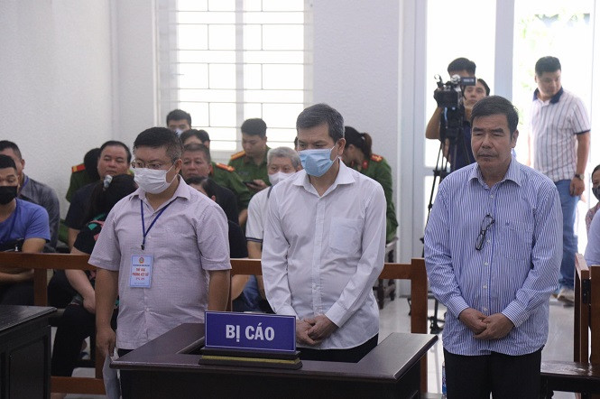 Từ bìa trái qua, các bị cáo Tấn, Hoàng, Hiệp.