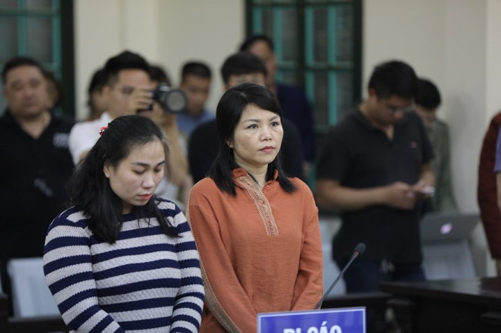 Từ trái qua, các bị cáo Vân, Vững.