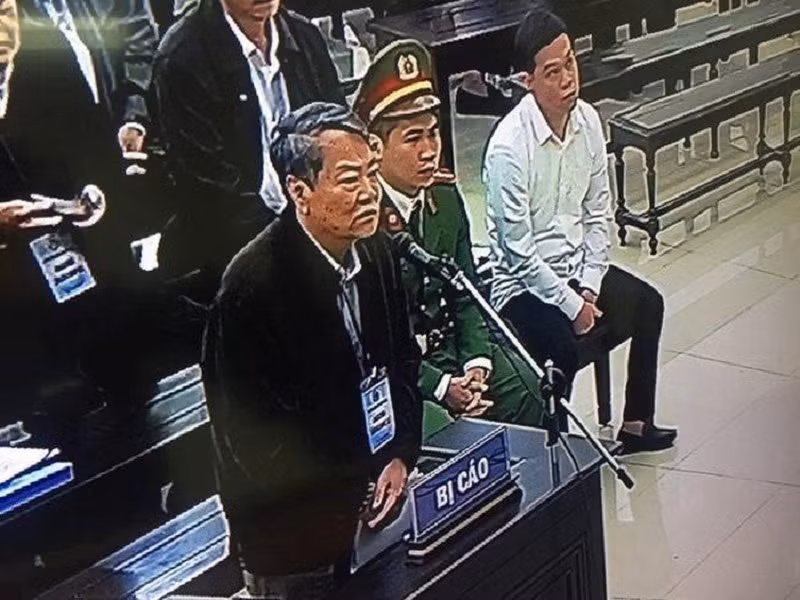 Bị cáo Phan Xuân Ít trình bày tại tòa.