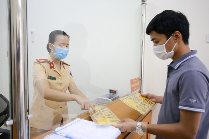 Cấp biển số xe màu vàng theo Thông tư 58. Ảnh Nguyễn Trọng Tài.