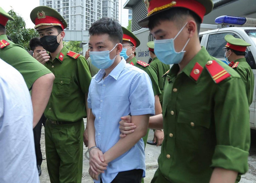 Trần Ngọc Ánh - Phó tổng giám đốc Nhật Cường được áp giải tới tòa.