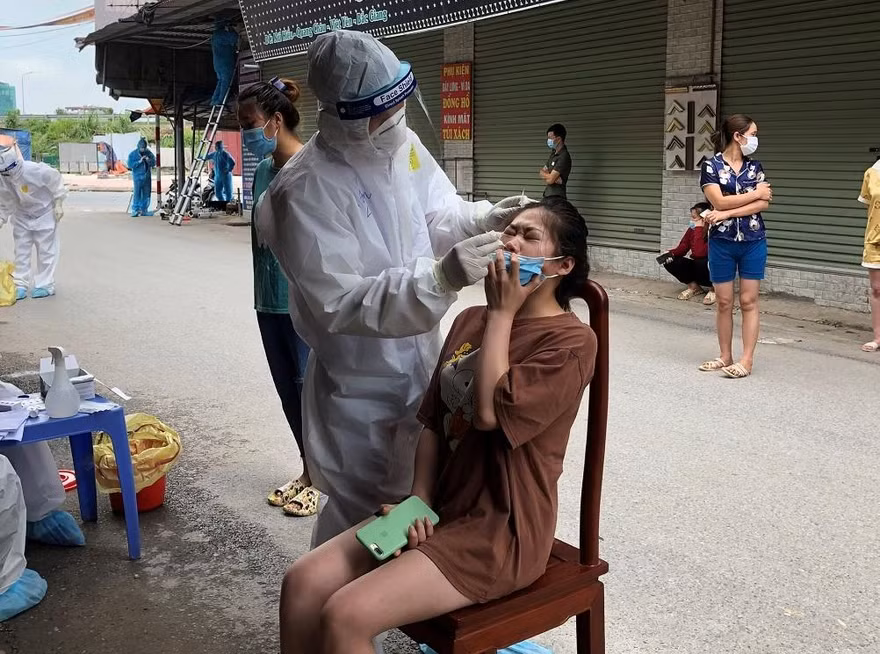 Nhân viên y tế đến tận nhà người dân ở Quang Châu để lấy mẫu xét nghiệm COVID-19.