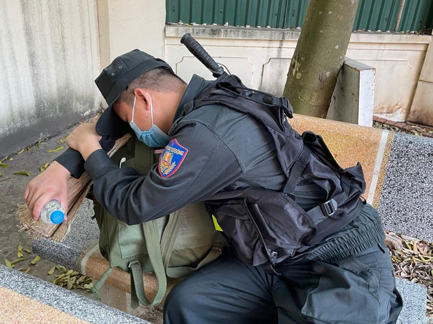 Một chiến sĩ CSCĐ tranh thủ chợp mắt trước khi làm nhiệm vụ. Họ đã làm việc với cường độ cao trong hơn nửa tháng qua.