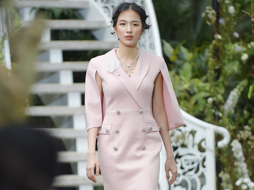 Chủ hiệu thời trang 9X làm người mẫu