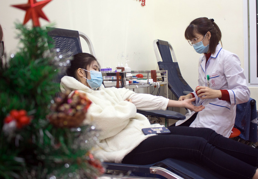 Bạn trẻ chung tay 'Thắp sáng đêm Noel' hiến máu vì bệnh nhi