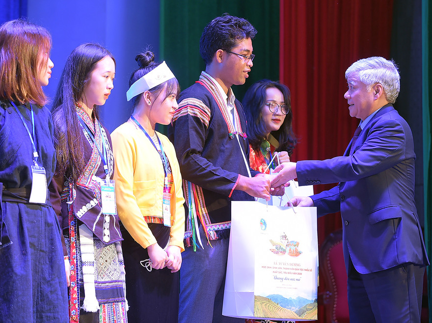Bộ trưởng, Chủ nhiệm Ủy ban Dân tộc Đỗ Văn Chiến tặng quà các đại biểu học sinh sinh viên thanh niên dân tộc thiểu số xuất sắc tiêu biểu năm 2020. Ảnh: Xuân Tùng