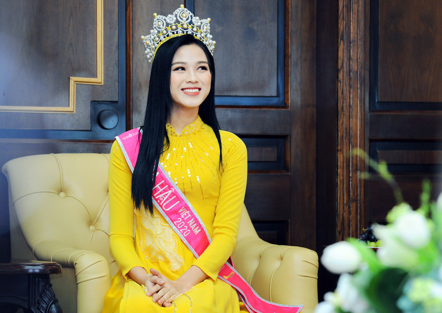 Hoa hậu Việt Nam Đỗ Thị Hà thi môn đầu tiên trong ngày trở lại trường