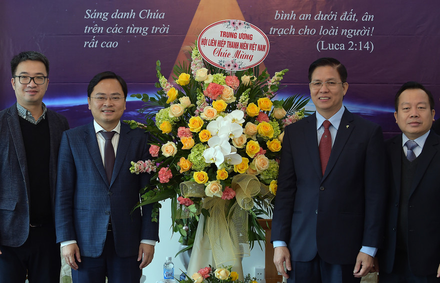 Anh Nguyễn Anh Tuấn - Bí thư thứ nhất T.Ư Đoàn, Chủ tịch T.Ư Hội LHTN Việt Nam tặng hoa chúc mừng Tổng hội Hội thánh Tin Lành Việt Nam (khu vực miền Bắc)