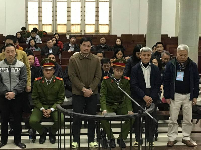 Các bị cáo tại tòa (Long và An bìa phải).