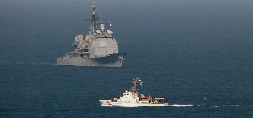 Một tàu tuần duyên Mỹ hoạt động gần tuần dương hạm USS Philippine Sea