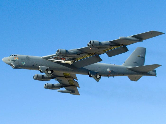 Phương tiện bay siêu âm thử nghiệm Waverider X-51A trên cánh máy bay B-52 vào ngày 26 tháng 5 năm 2010. 