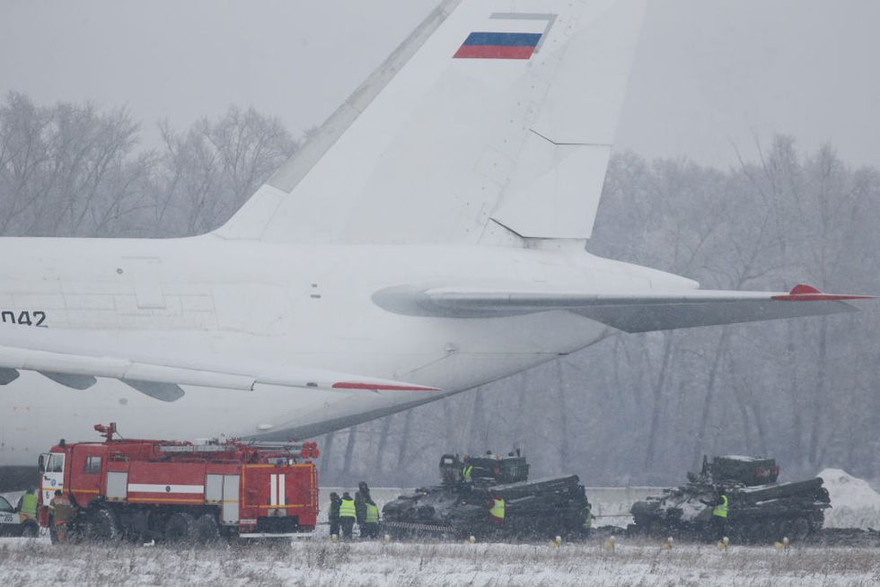 Hai xe bọc thép BREM-1 chuyên thu hồi xe tăng đã kéo chiếc máy bay ra khỏi nơi gặp nạn