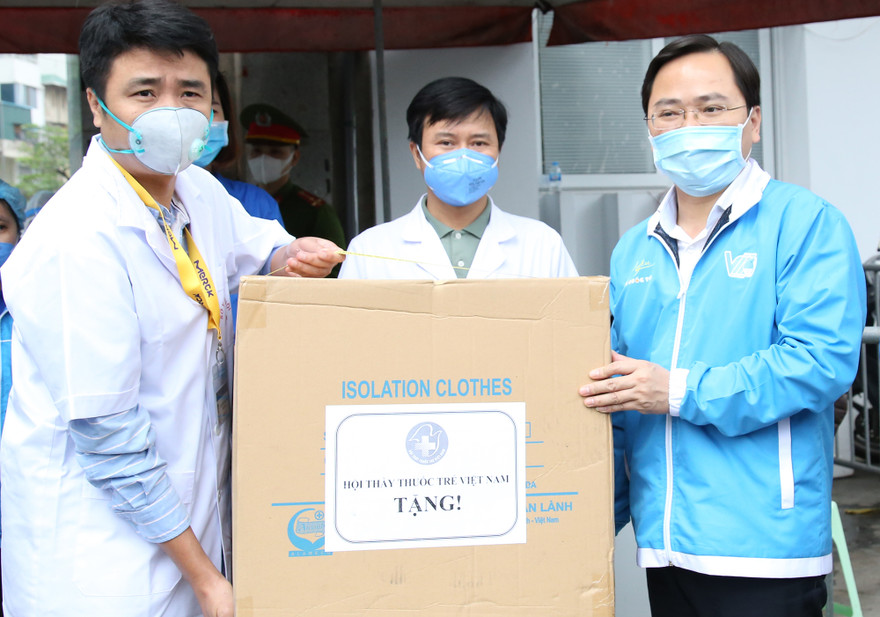 Lãnh đạo T.Ư Đoàn, T.Ư Hội LHTN Việt Nam trao tặng thiết bị chống dịch cho tuyến đầu hồi năm 2020
