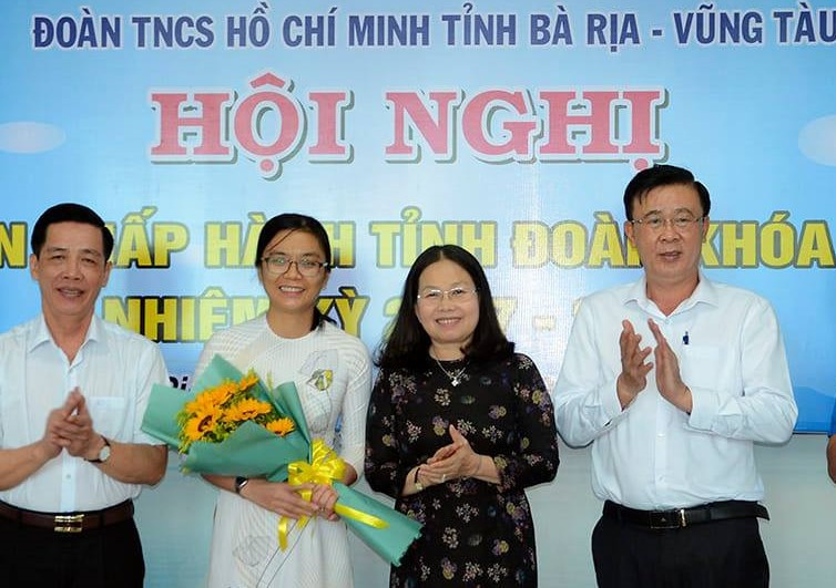 Phó Bí thư Thường trực Tỉnh ủy Bà Rịa – Vũng Tàu Nguyễn Thị Yến tặng hoa chúc mừng chị Hồ Thị Ánh Tuyết làm Bí thư Tỉnh Đoàn