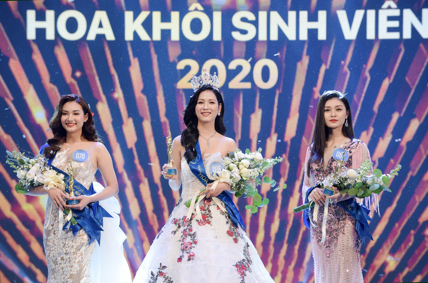 Ba thí sinh đạt giải cao nhất cuộc thi, (lần lượt từ trái qua phải): Á khôi 1 cho thí sinh Nguyễn Trần Vân Đình; Hoa khôi Sinh viên Việt Nam 2020 Lê Thị Tường Vy; Á khôi 2 Lê Thị Phương Đoan.