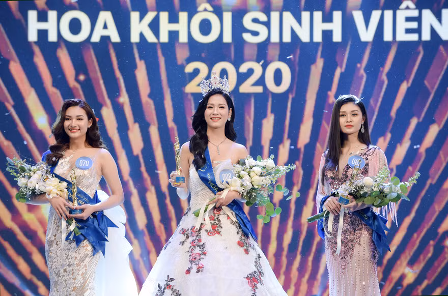 Ba thí sinh đạt giải cao nhất cuộc thi, (lần lượt từ trái qua phải): Á khôi 1 cho thí sinh Nguyễn Trần Vân Đình; Hoa khôi Sinh viên Việt Nam 2020 Lê Thị Tường Vy; Á khôi 2 Lê Thị Phương Đoan.