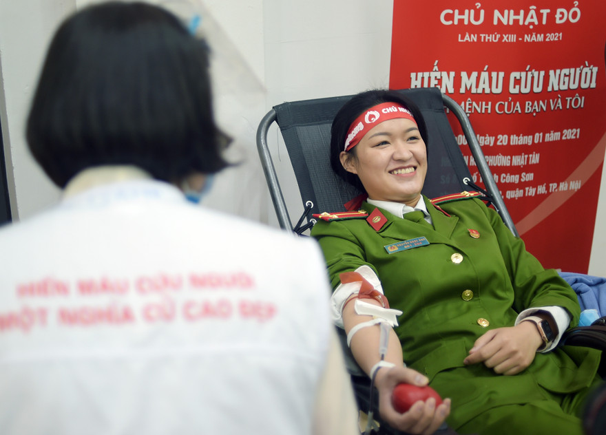 Tuổi trẻ Công an Thủ đô sẻ chia giọt máu tiếp sức Chủ nhật Đỏ 2021
