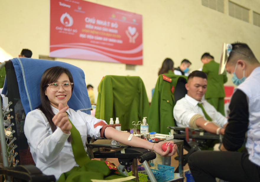 'Bóng hồng' Học viện Cảnh sát Nhân dân sẻ chia giọt hồng lan tỏa Chủ nhật Đỏ