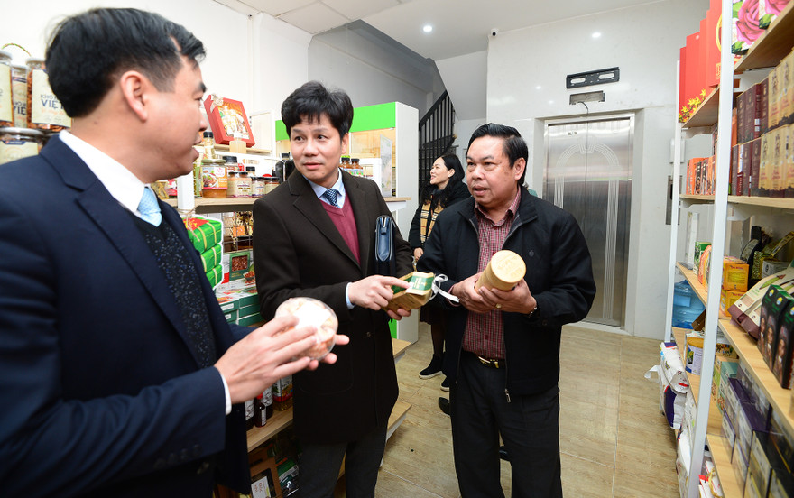 Giám đốc Trung tâm Xúc tiến Thương mại và Đầu tư tỉnh An Giang Lê Trung Hiếu, Giám đốc Trung tâm Hỗ trợ thanh niên khởi nghiệp Nguyễn Đức Tùng, Bí thư Tỉnh Đoàn Thái Bình Nguyễn Minh Hồng tham quan Điểm bán Xanh tại Hà Nội.