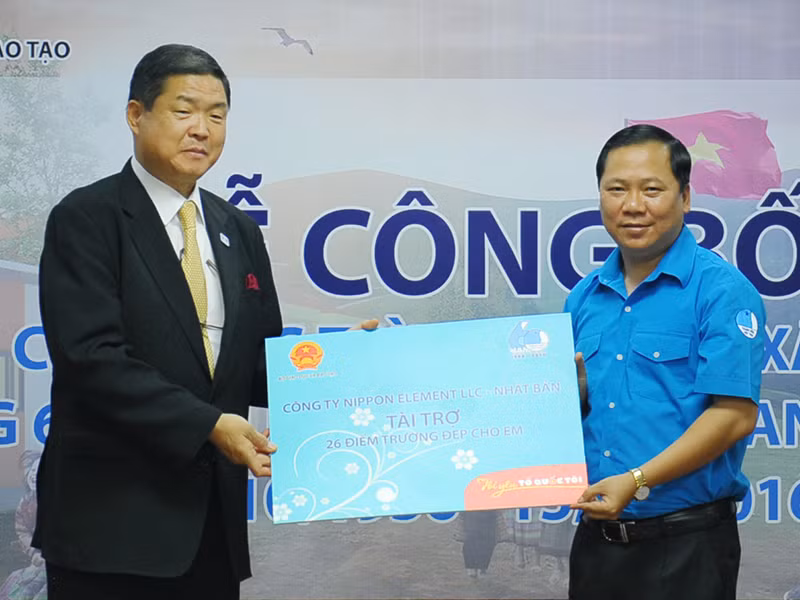 Anh Nguyễn Phi Long nhận tài trợ 26 điểm Trường đẹp cho em