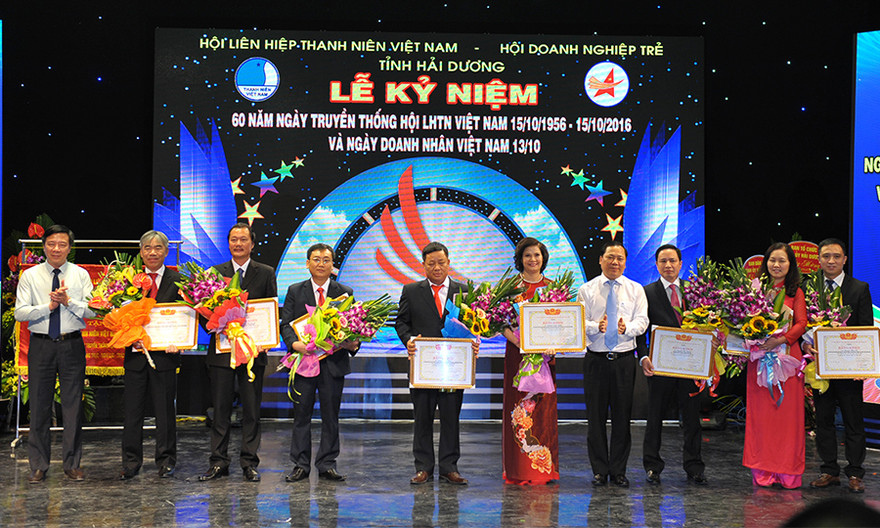 Bí thư T.Ư Đoàn, Chủ tịch T.Ư Hội LHTN Việt Nam Nguyễn Phi Long tặng khen cho 10 doanh nhân trẻ Hải Dương tiêu biểu