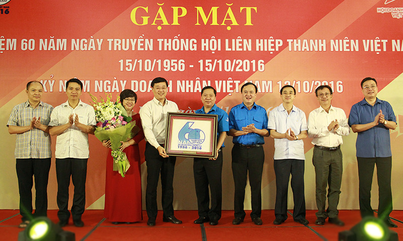 Anh Lê Quốc Phong – Bí thư thứ nhất T.Ư Đoàn tặng hoa và quà chúc mừng Hội LHTN Việt Nam nhân kỷ niệm 60 năm