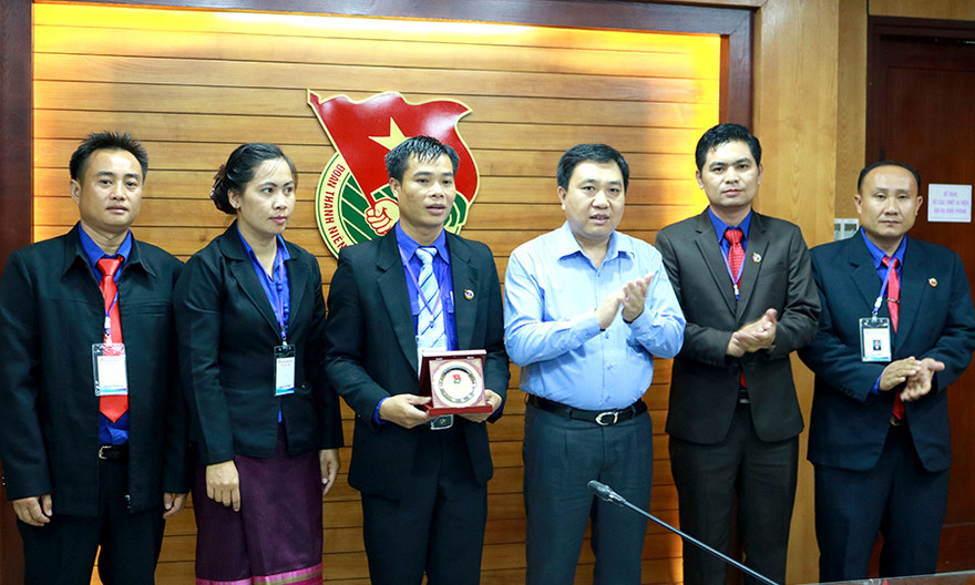 Bí thư thường trực T.Ư Đoàn Nguyễn Mạnh Dũng (thứ 4 từ trái sang) tặng quà lưu niệm cho đoàn học viên lớp ồi dưỡng cán bộ Đoàn Thanh niên NDCM Lào