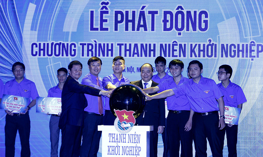 Thủ tướng Nguyễn Xuân Phúc; Bí thư thứ nhất T.Ư Đoàn cùng các đại biểu, thanh niên thực hiện nghi thức khởi động chương trình thanh niên khởi nghiệp