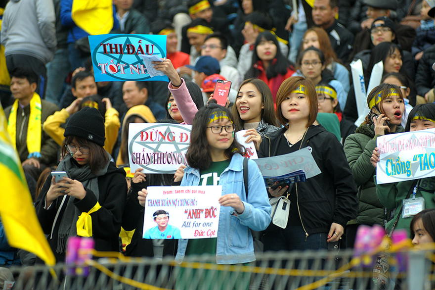 'Team chị gái mưa' cổ vũ, tỏ tình với cầu thủ Phan Văn Đức