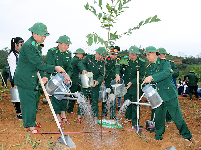 Thiếu tướng Phùng Quốc Tuấn, Thiếu tướng Lê Như Đức và các đại biểu Trồng cây tại đồi Trồn, xã Vân Hòa
