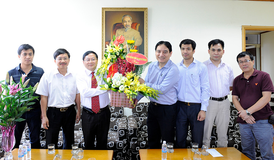 Bí thư Thứ nhất T.Ư Đoàn Nguyễn Đắc Vinh tặng hoa chúc mừng cán bộ, phóng viên báo Tiền Phong.